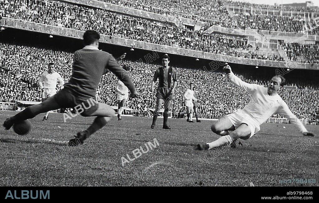 Madrid, 15/04/1962. Partido de ida de cuartos de final de la Copa del Generalísimo entre el Real Madrid y el Barcelona, en el estadio Santiago Bernabéu.