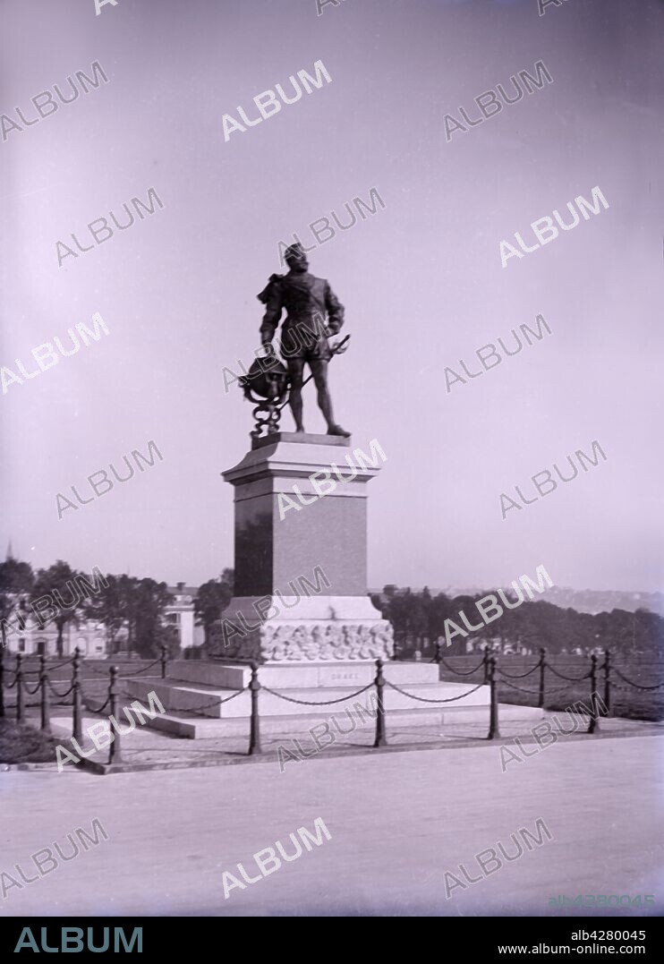 Statue of Francis Drake on Plymouth Hoe in Devon, late 19th-early 20th century. Sculpture by Joseph Boehm, erected in 1883, of English adventurer and pirate Sir Francis Drake (1540-1596).