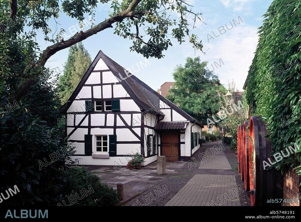 Düsseldorf, Niederkassel / Fachwerkhaus, Alte Schmiede © Florian Monheim 6 × 9 cm.