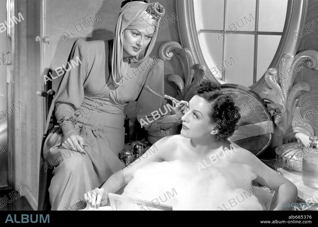 JOAN CRAWFORD y ROSALIND RUSSELL en MUJERES, 1939 (THE WOMEN), dirigida por GEORGE CUKOR. Copyright M.G.M.