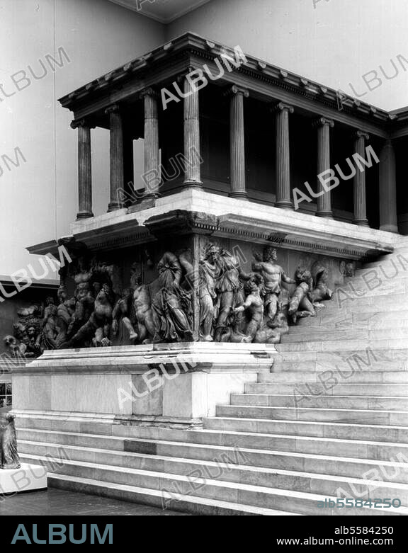 Bergama, früher Pergamon (Türkei), Zeus-Altar (zwischen 180 und 160 v. Chr. errichtet, seit 1886 in Berlin). Teilansicht. Foto, um 1985. Berlin, Pergamon-Museum.