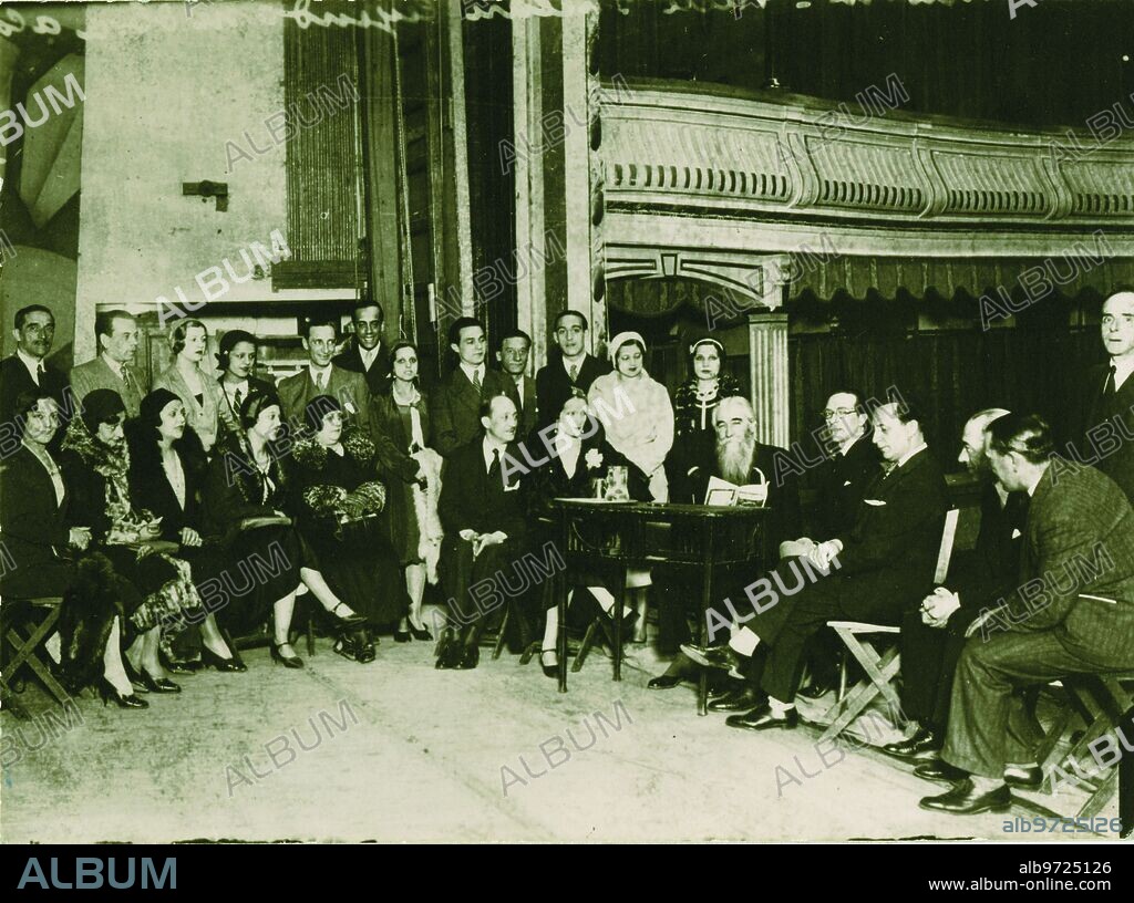 ALFONSO SÁNCHEZ PORTELA. May 1931. Reina Victoria Theater - Valle Inclán during his reading of his work "farce and license of the Queen Castiza", In the company of Irene López Heredia and Mariano Asquerino the writer Surrounded by his Performers, by Rivas Sheriff and Salvador Bartolozzi, Interrupts his reading to pose without your nearsighted glasses in front of the photographer.