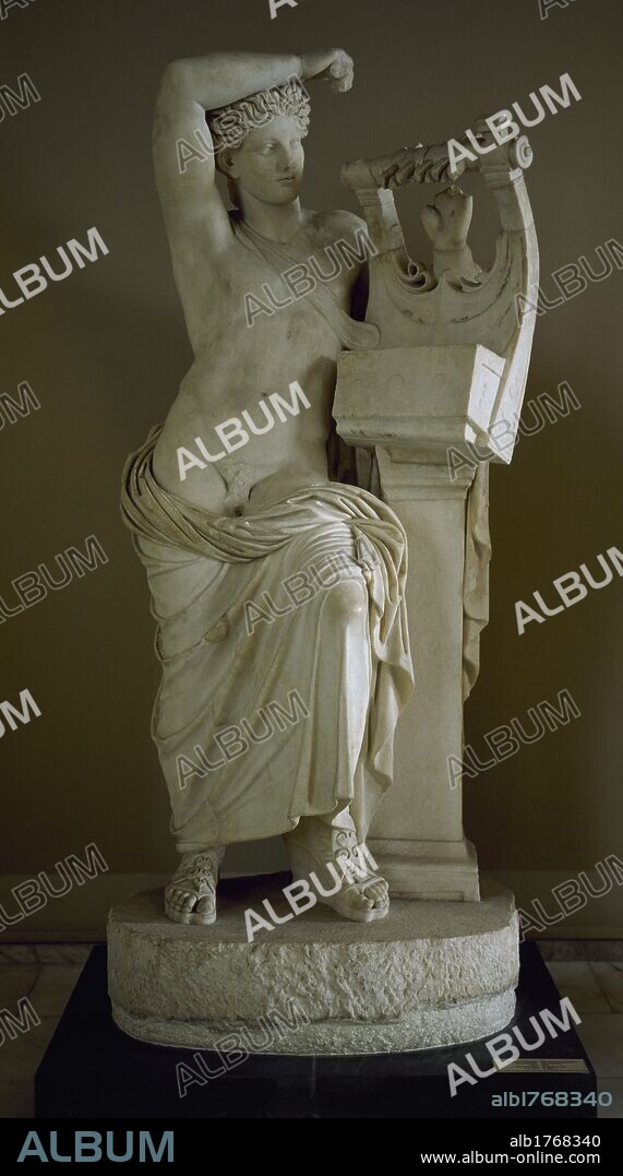 ARTE ROMANO. ASIA MENOR. Estatua de APOLO CON LIRA. Dios griego del día, hermano gemelo de Artemisa. Datado en el s. II d. C. Procede de Mileto, de las Termas de Faustina (Turquía). Museo Arqueológico (Museo de las Antigüedades). Estambul. Turquía.