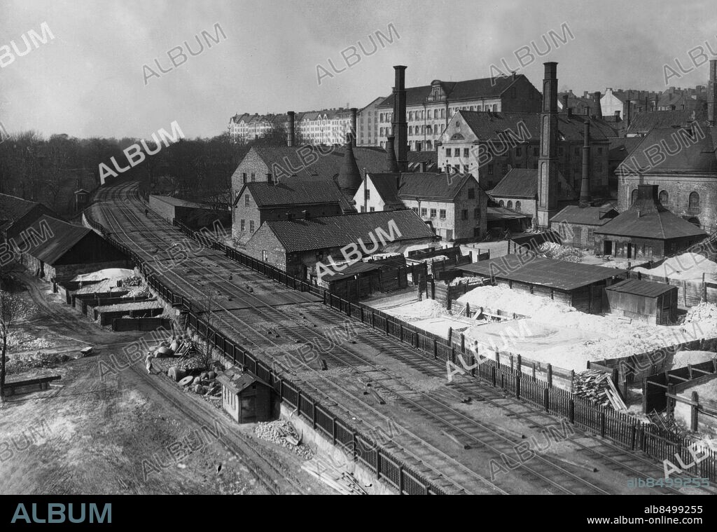 STOCKHOLM omkring 1915. Rörstrands porslinsfabrik som tillhör de mest välkända svenska porslinstillverkarna. Anläggningarna i Stockholm revs 1926. Fotot är taget från S:t Eriksbron, husen i bakgrunden ligger på Rörstrandsgatan.. Foto: NTB Kod: 194.