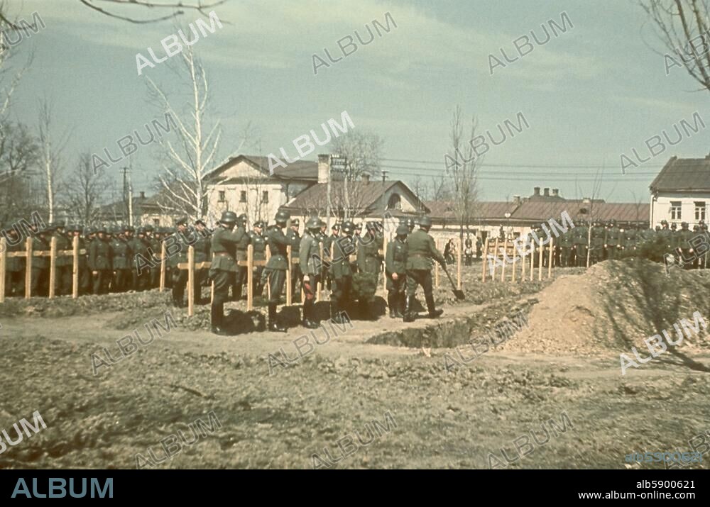 Geschichte:. 2. Weltkrieg / Ostfront. Beerdigung auf dem Divisionsfriedhof Tschugujew am Donez. Foto, Frühjahr 1942 (Beck).