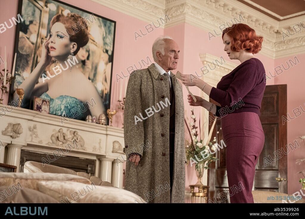CHRISTINA HENDRICKS und TERENCE STAMP in CROOKED HOUSE, 2017, unter der Regie von GILLES PAQUET-BRENNER. Copyright BRILLIANT FILMS/FRED FILMS.