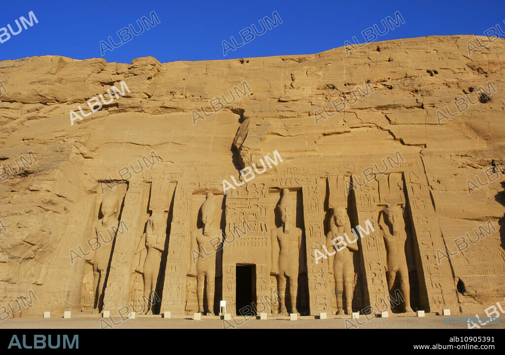 Egipto. Abu Simbel. Templo de Hathor o Templo de Nefertari. Fue construido durante el reinado del faraón Ramsés II (h. 1279 a.C.-1213 a.C.) y dedicado a su esposa, la reina Nefertari. Vista de la fachada.