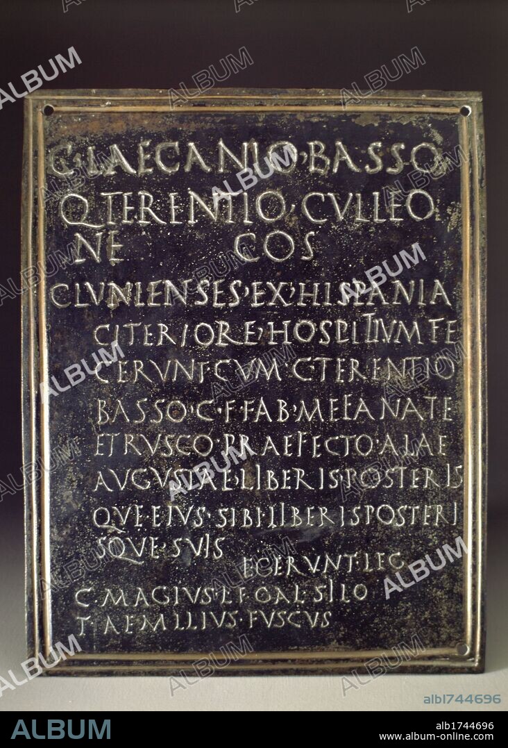 Madrid, M.A.N. Arte Romano. Tabla de hospitalidad (Tessela Hospitalis). Bronce, año 40. Clunia, Peñalba de Castro, Burgos. Este pacto de hospitalidad se realizó entre los clunienses y el prefecto Cayo Terencio Baso y sus descendientes.