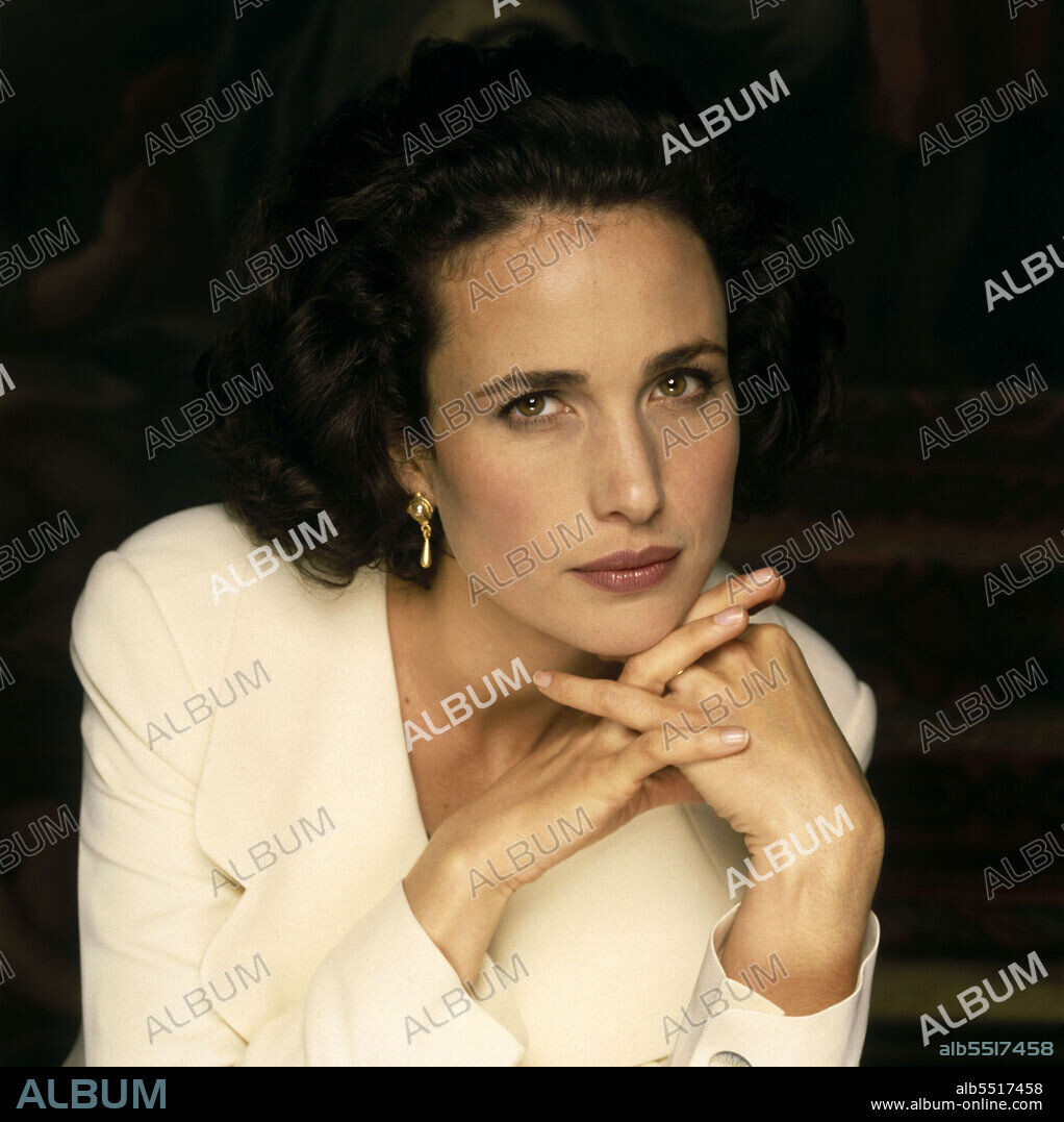 ANDIE MacDOWELL en CUATRO BODAS Y UN FUNERAL, 1994 (FOUR WEDDINGS AND A FUNERAL), dirigida por MIKE NEWELL. Copyright GRAMERCY PICTURES.