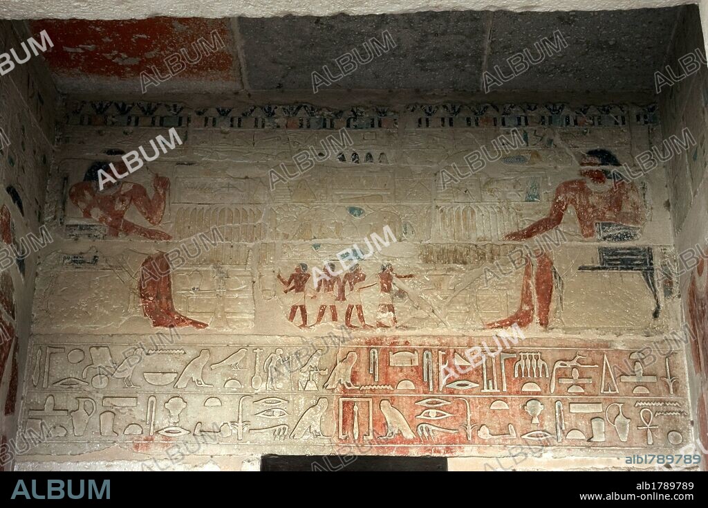 ARTE EGIPCIO. EGIPTO. TUMBA DE NEFER Y KA-HAY. Perteneciente a la V Dinastía. Fué construida por Nefer para su familia. De una única sala, y con un total de nueve tumbas. Difunto sentado en un banco, frente a su mujer, ante la mesa de ofrendas, mientras los sirvientes le enseñan más alimenos. IMPERIO ANTIGUO. NECROPOLIS DE SAKKARA. Egipto.