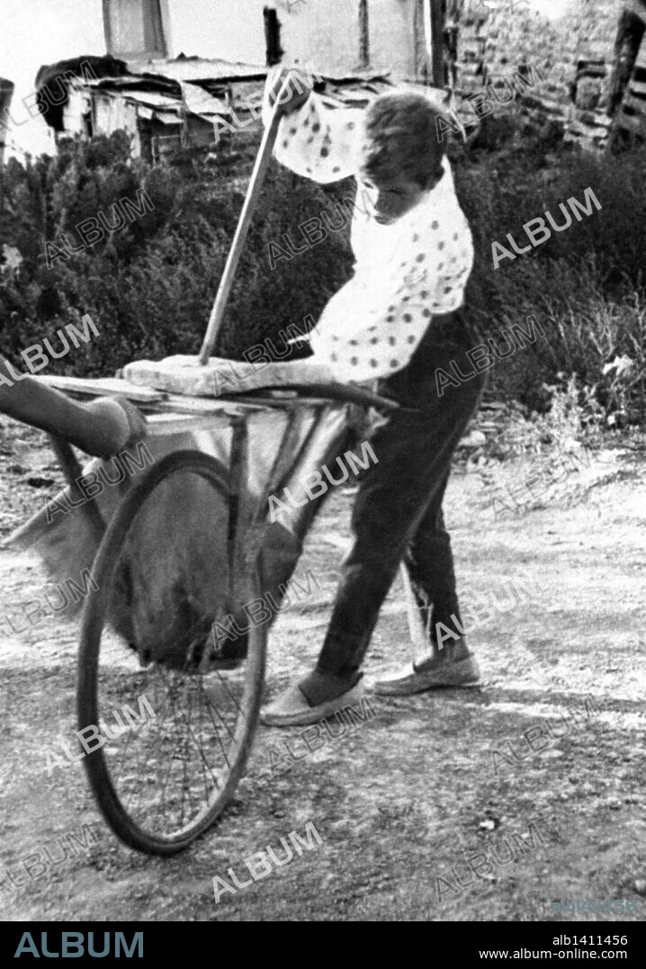 Camarón, de niño. ensayando con el carro.