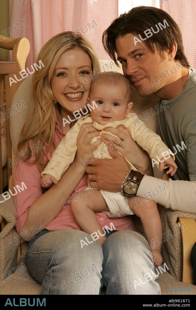 CHRISTIAN KANE und JENNIFER FINNIGAN in CLOSE TO HOME-TV, 2005, unter der Regie von JIM LEONARD. Copyright WARNER BROS. TELEVISION.
