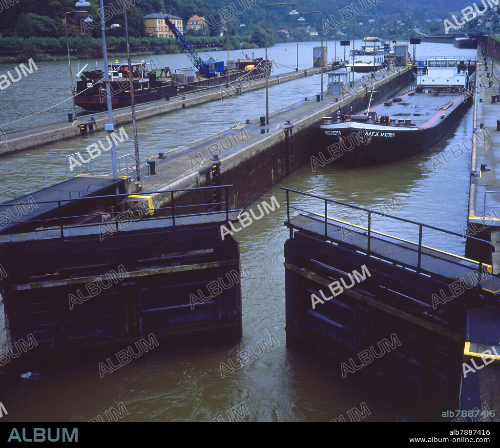 ESCLUSA HEIDELBERG EN EL RIO NECKAR CON LAS PUERTAS ABIERTAS Y GABARRA DENTRO.