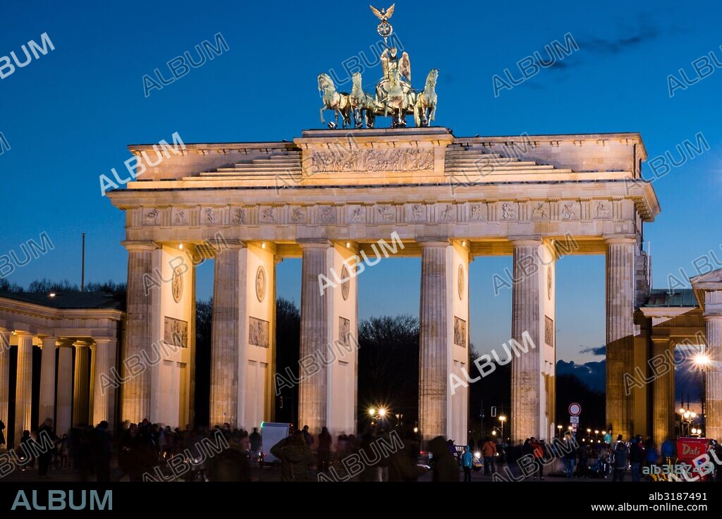 Cuadriga ornamental, puerta de Brandenburgo, obra del arquitecto Carl Gotthard Langhans, Berlin, Alemania, europe.