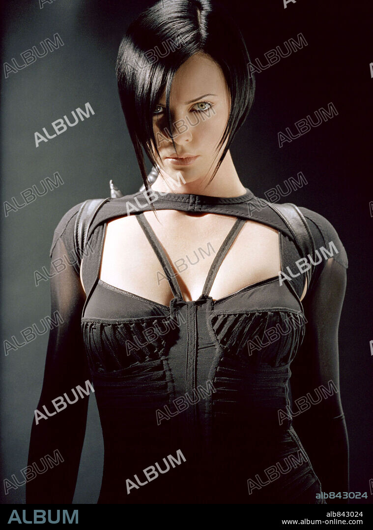 CHARLIZE THERON in AEON FLUX, 2005, unter der Regie von KARYN KUSAMA. Copyright PARAMOUNT PICTURES / BOLAND, JASIN.
