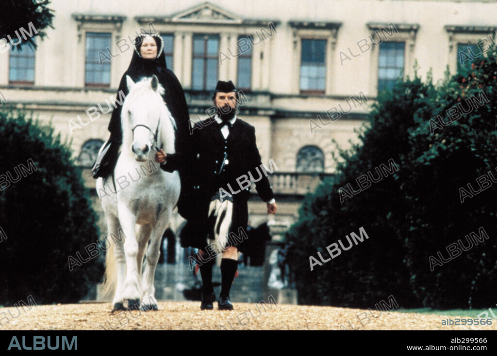 JUDI DENCH en SU MAJESTAD MRS BROWN, 1997 (MRS BROWN), dirigida por JOHN MADDEN. Copyright MIRAMAX / TILLIE, MARK.