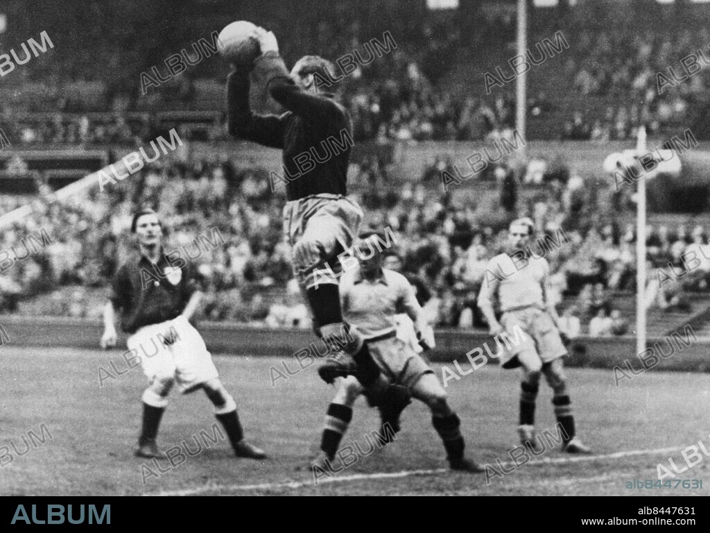 Orig. bildtext... OLYMPIC GAMES FOOTBALL SEMI-FINAL SWEDEN V DENMARK AT WEMBLEY. T.G.A. Lindberg, the Sweden goalkeeper clearing. August 10th 1948. Orig. bildtext... OLYMPIC GAMES. FOOTBALL. SWEDEN V'S DENMARK. 10.8.48. PHOTO SHOWS: E.L.N.F. Nielsen the Danish goalkeeper makes a save during the match at Wembley this afternoon. Anm. Sverige vann matchen med 4-2. Fotbollsmatcher Hoppa Matchbilder OS 1948 i London Räddningar Sommar-OS persons: TORSTEN LINDBERG;EIGIL NIELSEN sites: SVERIGE*;DANMARK*;LONDON;STORBRITANNIEN.