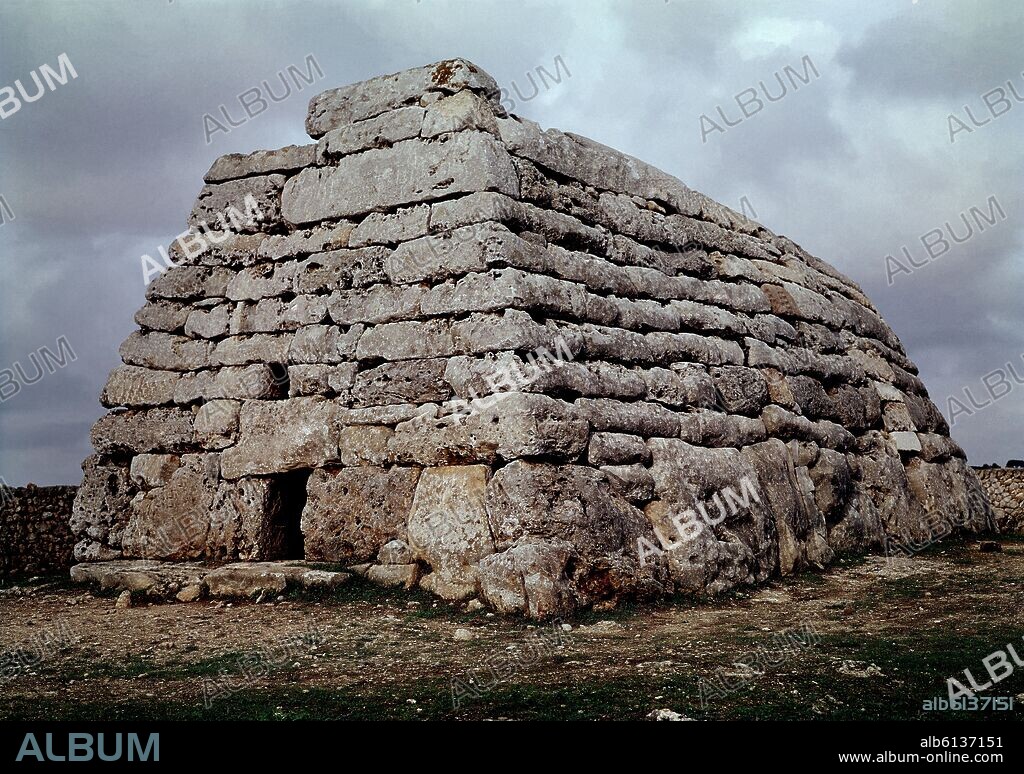 NAVETA DES TUDONS - LUGAR DE ENTERRAMIENTO COLECTIVO - EDAD DE BRONCE - 2000 AC.