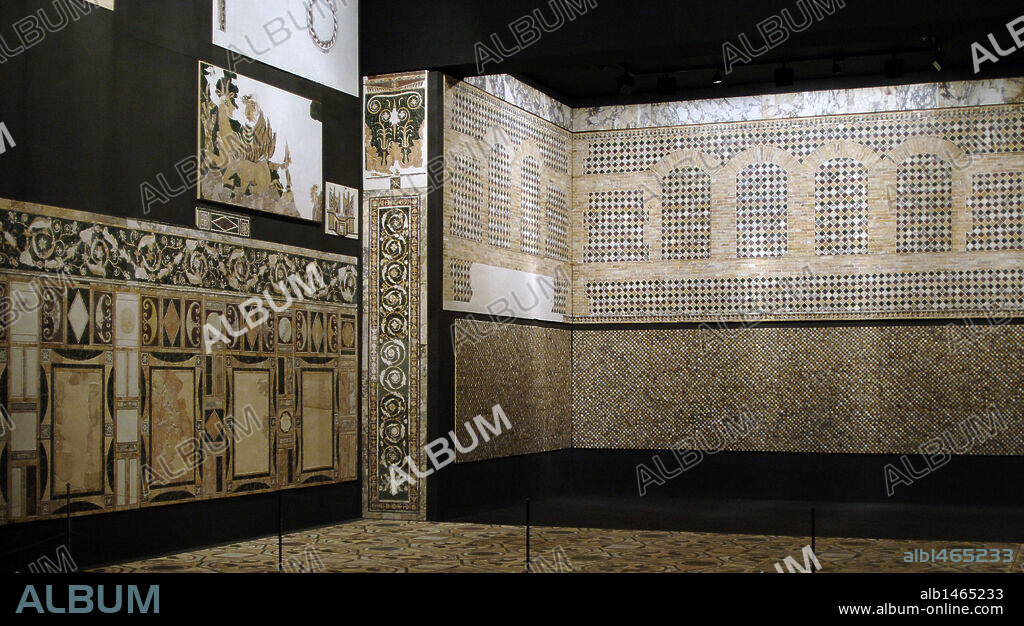 ARTE ROMANO. ITALIA. REVESTIMIENTO DE MARMOL POLICROMADO de una DOMUS del siglo IV, perteneciente a un complejo residencial señorial situado junto a la Porta Marina (Ostia Antica). Museo del Alto Medioevo. Roma.