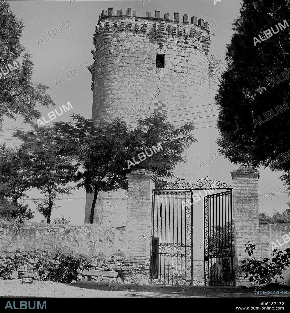 TORRE DE EBOLI O TORREON DEL CASTILLO DE PINTO - SIGLO XIV - FOTOGRAFIA EN BLANCO Y NEGRO - AÑOS 60.