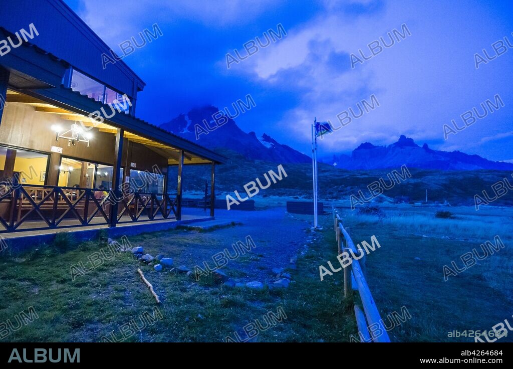 cuernos del Paine, refugio Paine Grande, trekking W, Parque nacional Torres del Paine,Sistema Nacional de Áreas Silvestres Protegidas del Estado de Chile.Patagonia, República de Chile,América del Sur.