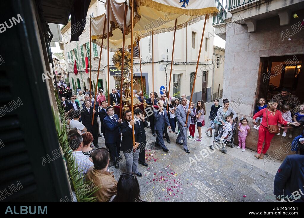 baile de las Aguilas y de Sant Joan Pelos, baile medieval originario de cataluña y el pais valenciano, procesion del Corpus, Pollença. Mallorca. Islas Baleares. Spain.
