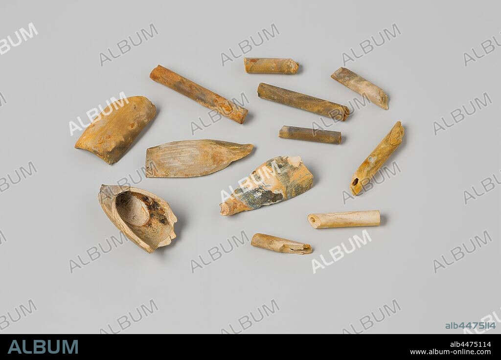 Pipe heads and stems from the wreck of the East Indies' t Vliegend Hart, Four fragments of heads of earthen Gouda pipes and eight pieces of pipe stem, yellow-blue-metallic discolored, Dutch East India Company Flying Heart (ship), Gouda, 1700 - 3-Feb-1735, pipe clay, l 3.8 cm × w 1.9 cm × d 2.1 cm × l 2.2 cm × d 0.6 cm.