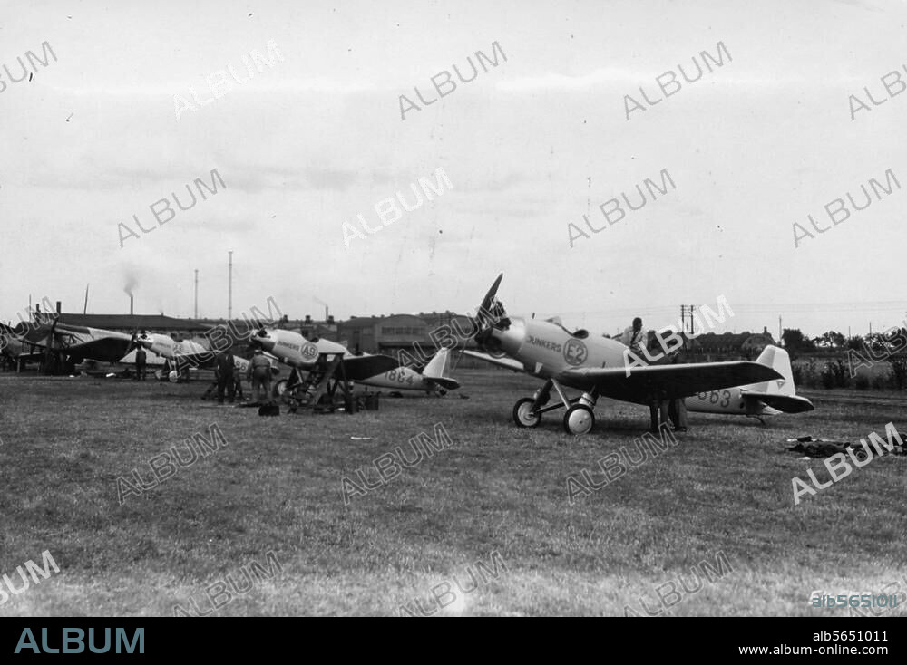 Verkehr:. Luftfahrt / Flugzeuge. Europa-Rundflug 1930; die Wettbewerbsflugzeuge der Junkers Flugzeugwerke Dessau: A 50 ci D-1863 (E2 Flugzeugführer A.Gothe); A 50 ce D-1864 (A9 Flugzeugführer J.Ristics); A 50 ce D- 1862 (A8 Flugzeugführer W.Röder). Foto.