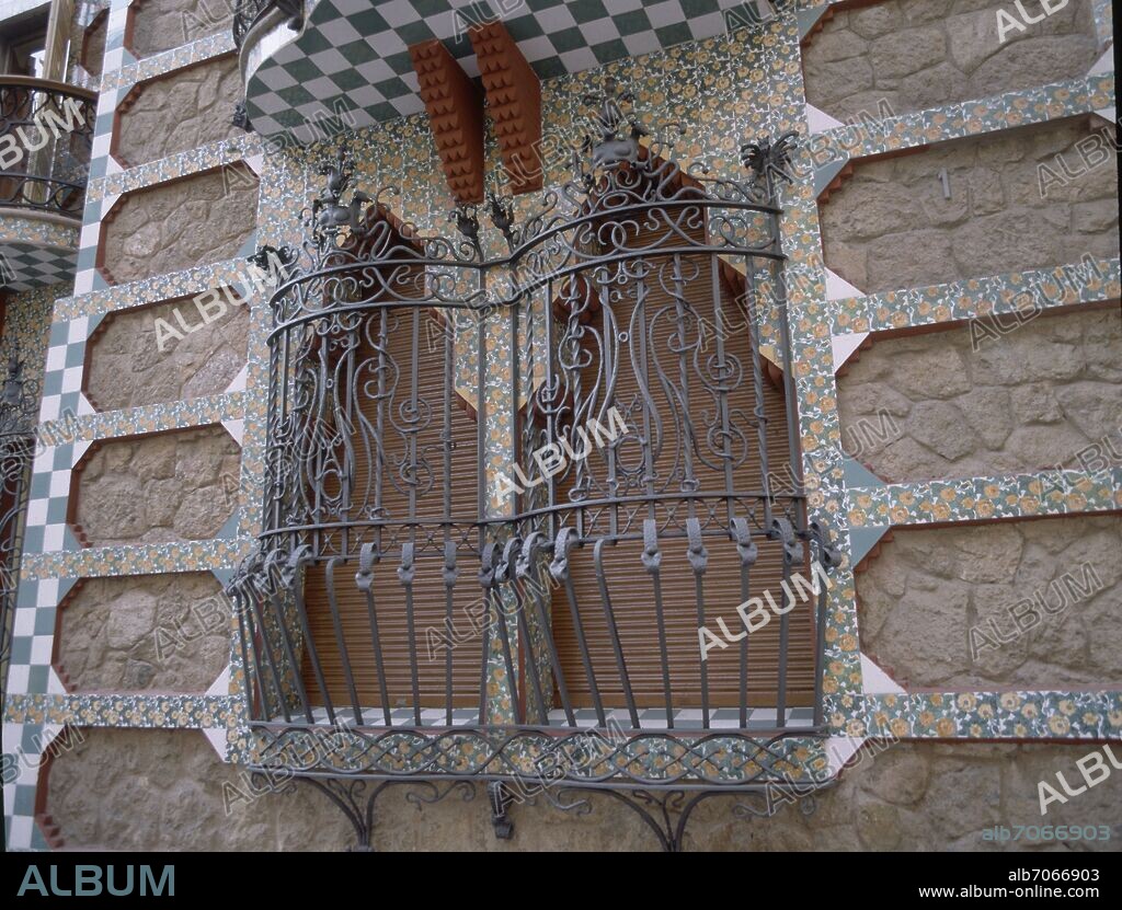 ANTONI GAUDÍ. VENTANAS GEMINADAS DE LA FACHADA - 1883-88.