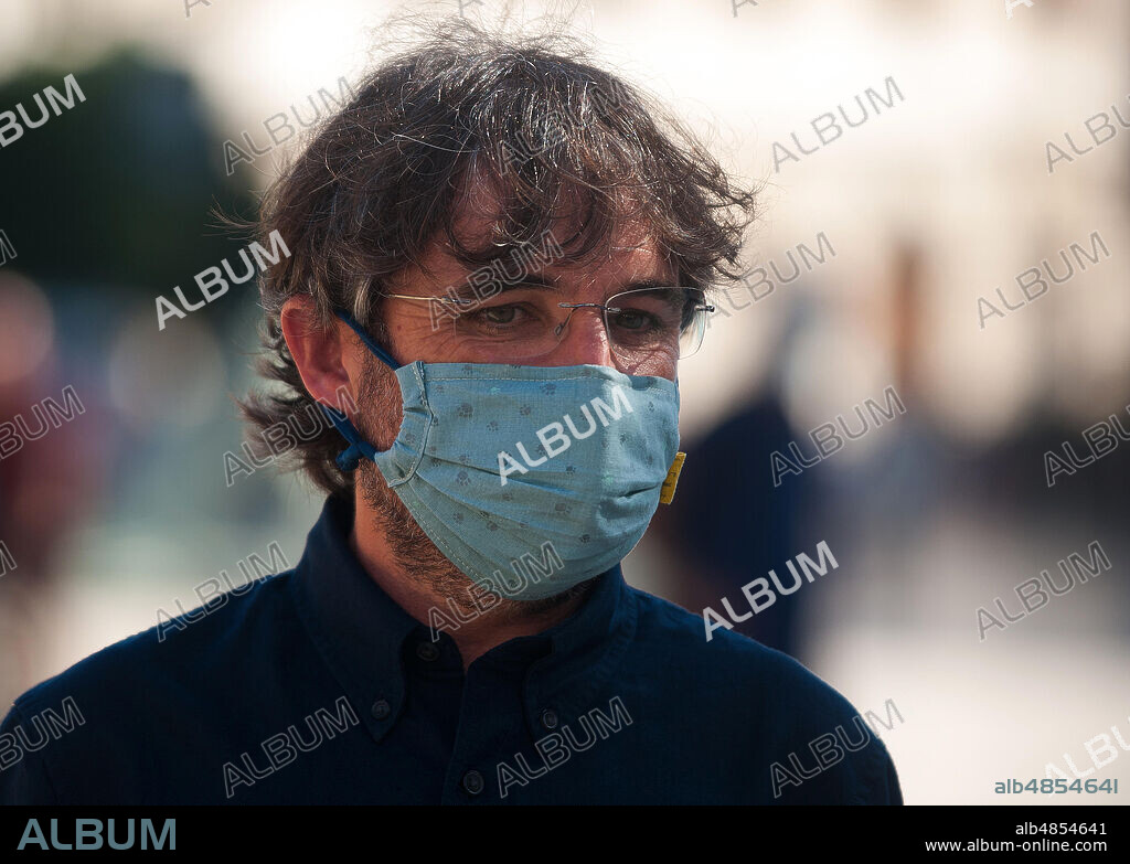 August 26, 2020, Malaga, Spain: TV presenter Jordi Evole and director of the documentary ''Eso que tu me das'' is seen before the presentation of the documentary outside Albeniz Cinema..The 23 edition of Spanish Malaga Film Festival is the first great cinematographic event in Spain after it was postponed due to coronavirus pandemic last month of March. The organization has introduced measures to prevent the spread for coronavirus and to guarantee a secure event. The festival will be held from 21 to 30 August. (Credit Image: © Jesus Merida/SOPA Images via ZUMA Wire).