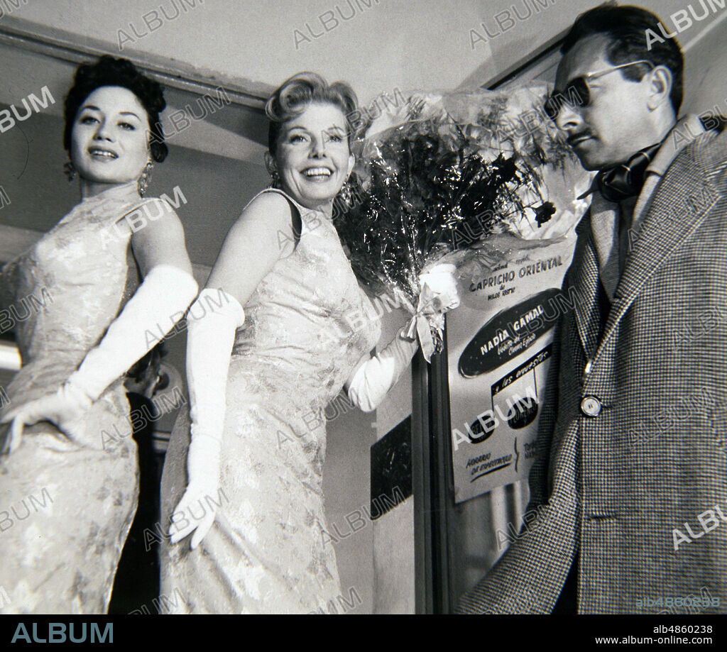 IQUINO , IGNACIO F . DIRECTOR DE CINE ESPAÑOL. RODAJE DE " LOS ANGELES DEL VOLANTE " . AÑO 1957. ACTRICES , MARIA MARTIN , TRINI MONTERO.