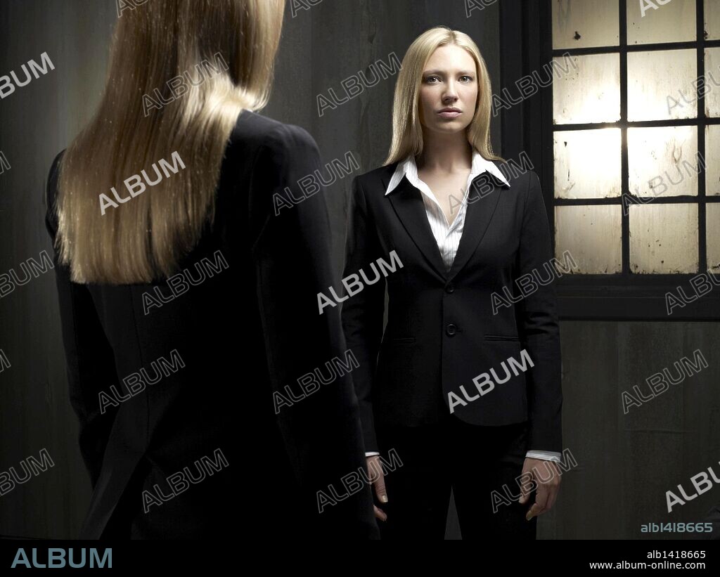 ANNA TORV en FRINGE-AL LIMITE, 2008 (FRINGE), dirigida por BRAD ANDERSON, JEANNOT SZWARC y JOE CHAPPELLE. Copyright BAD ROBOT/FRINGE ELEMENT FILMS.