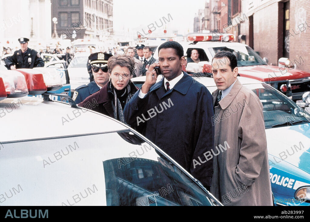 ANNETTE BENING and DENZEL WASHINGTON in THE SIEGE, 1998, directed by EDWARD ZWICK. Copyright 20TH CENTURY FOX / FOLEY, BILL.