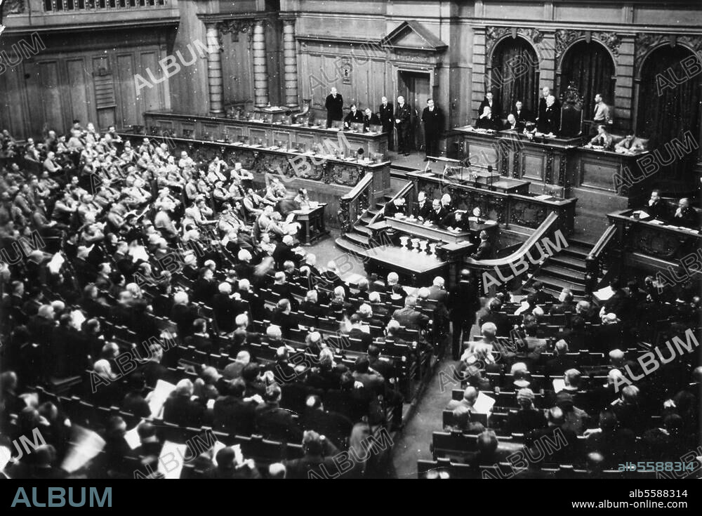 Weimarer Republik / Eröffnung des neuen Reichstages am 6. Dezember 1932. durch den Alterspräsidenten General a. D. Karl Litzmann (NSDAP). Blick in den Plenarsaal während der Ansprache Litzmanns. Foto.