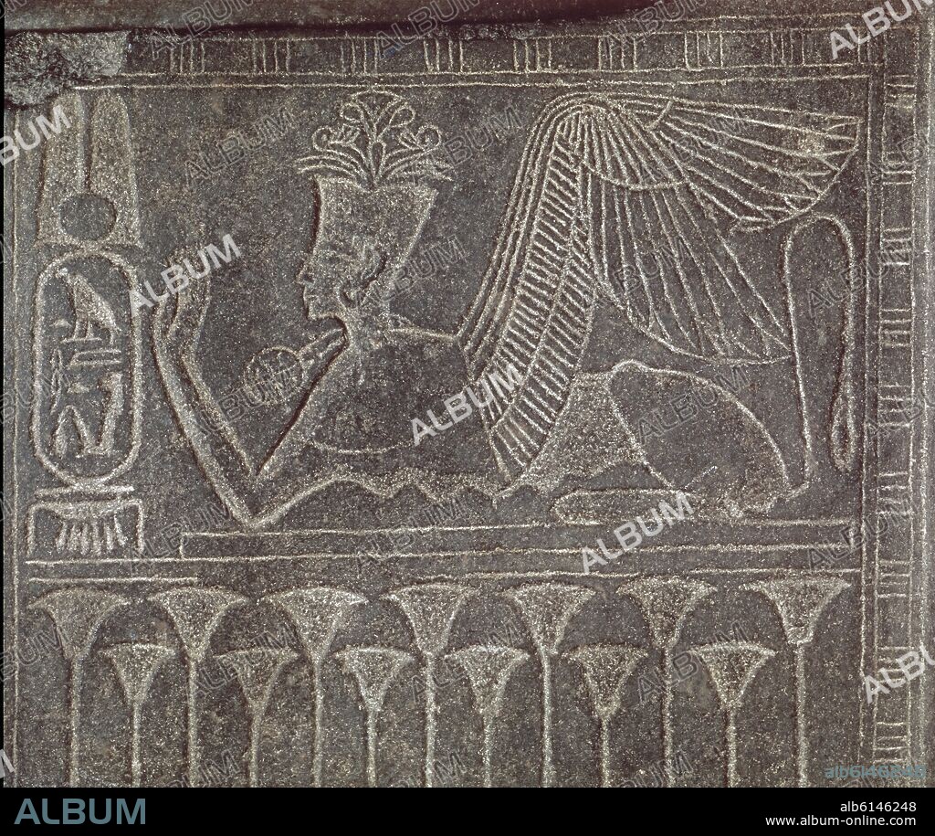 ESFINGE SOBRE LA ESTATUA DE HARMHABE Y SU MUJER-DINASTIA XIX.