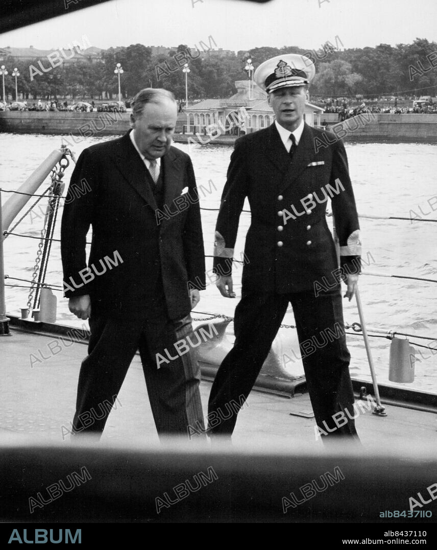 Leningrad 1954-07 . Svenska flottans besök i Leningrad. Ambassadör Rolf Sohlman anländer ombord på sitt avskedsbesök och tas emot av chefen för kustflottan amiral af Klint. Foto: Pelle Löfgren / SvD / TT / kod 12014.
