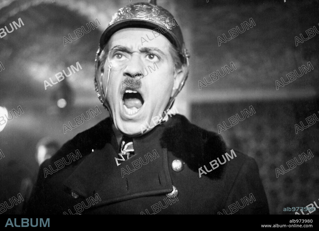 JOSE LUIS LOPEZ VAZQUEZ en OPERACION MATA HARI, 1968, dirigida por MARIANO OZORES HIJO. Copyright IZARO FILMS.