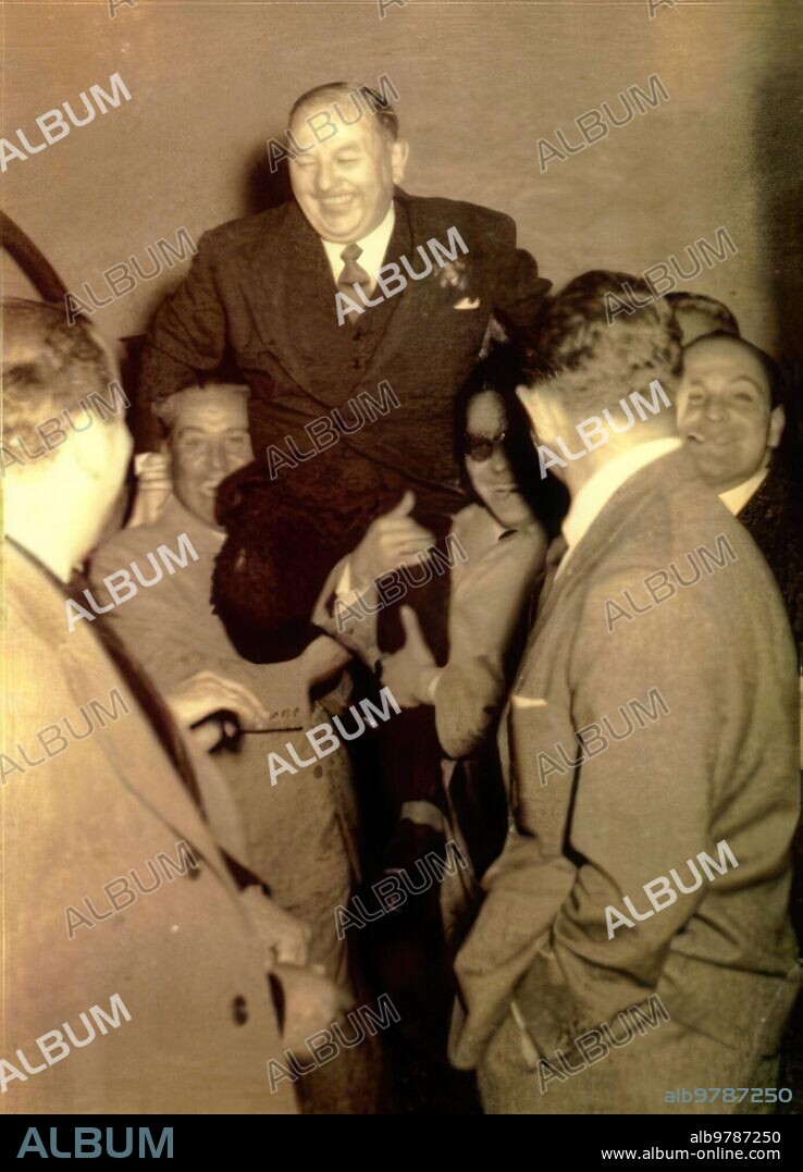 10 marzo 1956. Antonio Pedro Rodríguez Buzon sale a hombros tras dar el pregón de Semana Santa  en Sevilla.