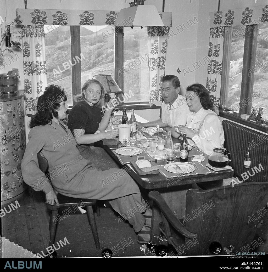 Göteborg juli 1947 Filmrulle. Lasse Dahlquist bjuder Karl Gerhard-ensemblen på lunch på sitt sommarställe på Brännö. *** Local Caption *** GP - maj1947_1650 - Foto: Frank Pettersson (Frank Setteskog). KAMERAREPORTAGE.
