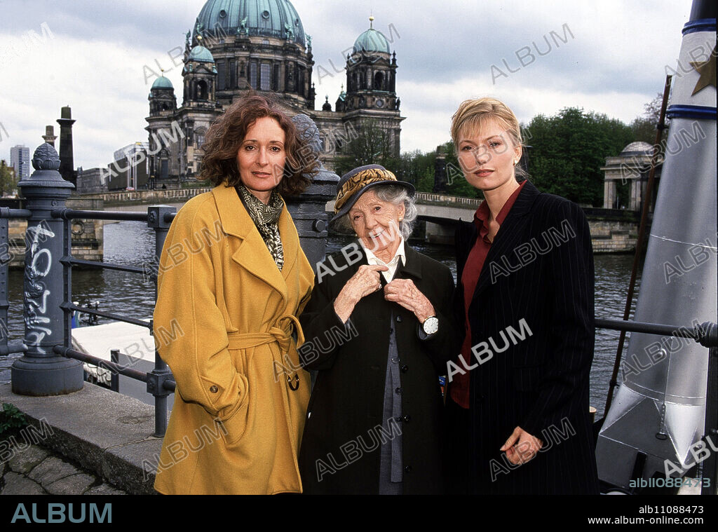 THE LOVERS OF ALEXANDERPLATZ / The TV film of the week Germany 2001 / Detlef Rönfeldt Ruth Levenstein lives with her daughter Liz and her family in New York. Ruth, who is half Jewish, has not visited her hometown of Berlin since she fled Germany from the Nazi regime in 1942. It is only when she hears of the death of her Berlin friend, who enabled her to escape, that Ruth travels to Berlin again. Scene with ELEONORE WEISGERBER (Liz), JOHANNA CHRISTINE GEHLEN (granddaughter Sarah) and INGE MEYSEL (Ruth) V / Headline: THE LOVERS OF ALEXANDERPLATZ / Germany 2001.
