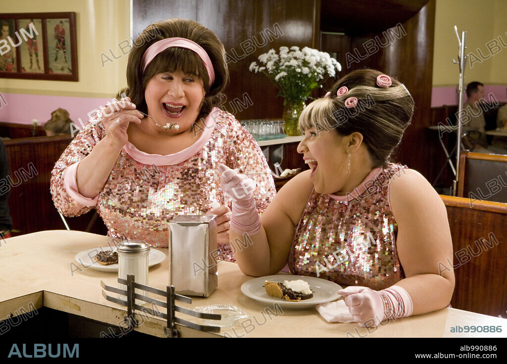 NICOLE BLONSKY y TRAVOLTA JOHN. JOHN TRAVOLTA y NICOLE BLONSKY en HAIRSPRAY, 2007, dirigida por ADAM SHANKMAN. Copyright GABRIEL SIMON PRODUCTION SERVICES/STORYLINE ENTERTAINMENT/ / JAMES, DAVID.