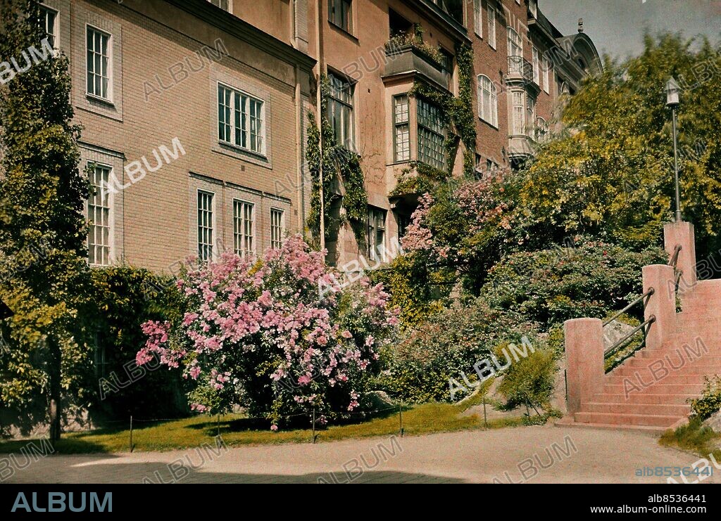 ARKIV 1930. Färgbild från Engelbrektsparken i Stockholm.. Den första svenska färgbilden, ett kvinnoporträtt publicerades i Svensk Fototidskrift 1903.. De första autochrome-plåtarna som användes till den här bilden kom till Sverige 1906 och fick en snabb spridning men det var först 1935-1936 med lanseringen av Kodachrome och Agfacolor-Neu-filmerna som föutsättningen för en bred utveckling skapades.. Denna bild är tagen 1930.. Colourpicture from Engelbrektsparken in Stockholm.. Foto: TT Historical/1900. SCANPIX SWEDEN.