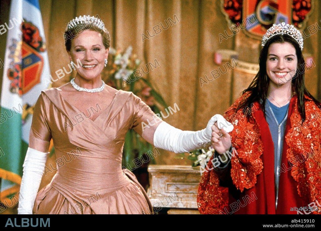 ANNE HATHAWAY and JULIE ANDREWS in THE PRINCESS DIARIES (2001), directed by GARRY MARSHALL. Copyright WALT DISNEY PRODUCTIONS / BATZDORFF, RON.