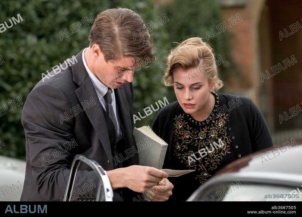 MAX IRONS y STEFANIE MARTINI en LA CASA TORCIDA, 2017 (CROOKED HOUSE), dirigida por GILLES PAQUET-BRENNER. Copyright BRILLIANT FILMS/FRED FILMS.