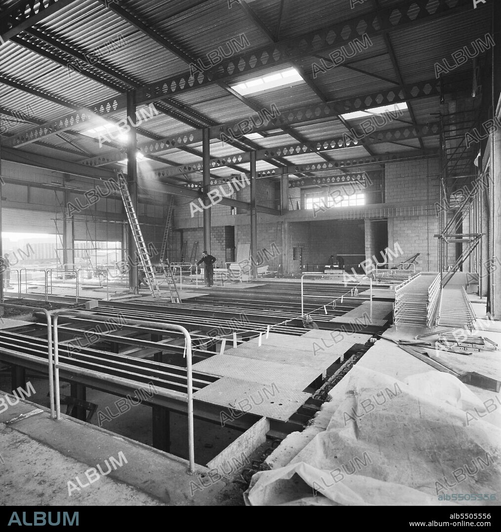 JOHN LAING PLC. Courage Brewery, Imperial Way, Worton Grange, Reading, 20/11/1979. The interior of the loading bay at the Courage Brewery with much of the false flooring yet to be installed and the basement level exposed.