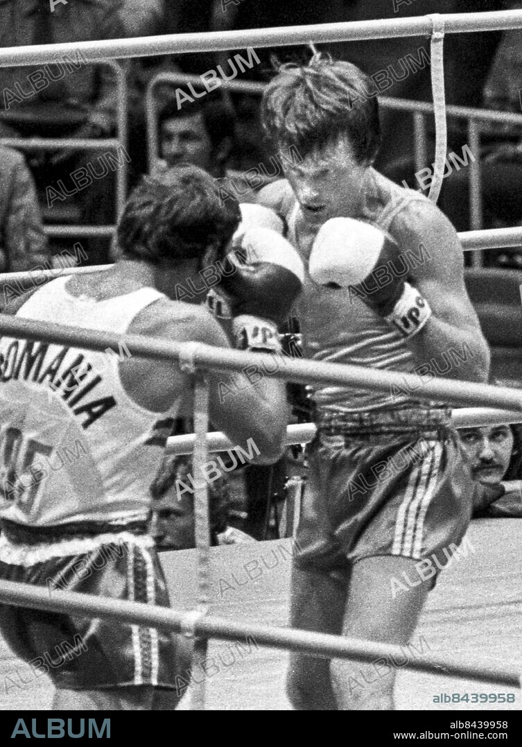 ARKIV MOSKVA 1980-07-23. Den svenske boxaren Leo Vainonen (t. h.) i en boxningsmatch i lätt mellanvikt mot rumänen Marcel Sirba (t. v.) i första rundan vid de olympiska sommarspelen i Moskva, Sovjetunionen, 23:e juli 1980. Vainonen vann matchen med 3-2.. Foto: Jan Collsiöö / TT / Kod: 1001.