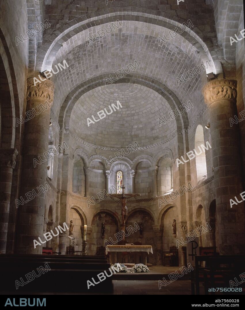 INTERIOR - IGLESIA COLEGIAL ROMANICA - S XII.