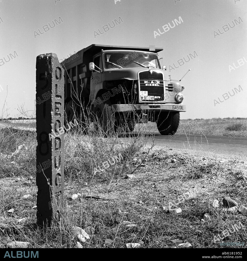 POSTE QUE INDICA EL PASO DEL OLEODUCTO ROTA-ZARAGOZA POR ARGANDA - AÑOS 60 - ByN 41478.