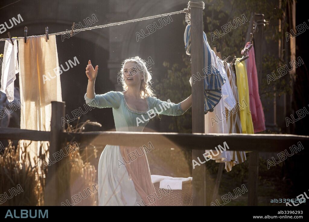 LILY JAMES y ROBIN WILLIAMS en CENICIENTA, 2015 (CINDERELLA), dirigida por KENNETH BRANAGH. Copyright WALT DISNEY PRODUCTIONS.