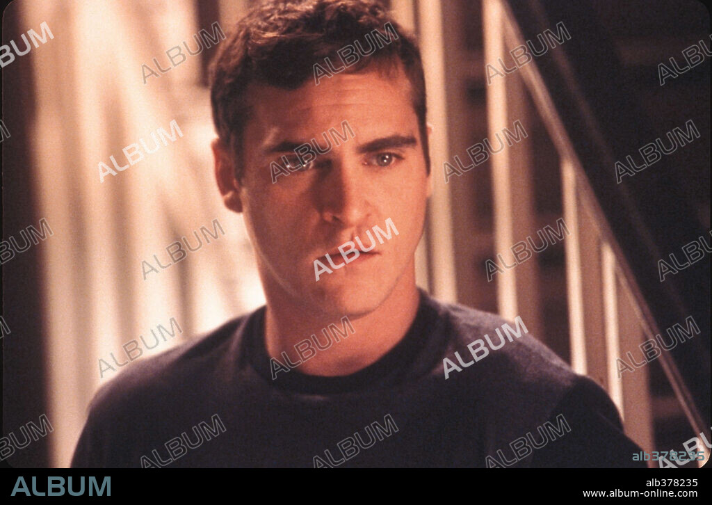 JOAQUIN PHOENIX en SEÑALES, 2002 (SIGNS), dirigida por M. NIGHT SHYAMALAN. Copyright TOUCHSTONE PICTURES / MASI, FRANK.
